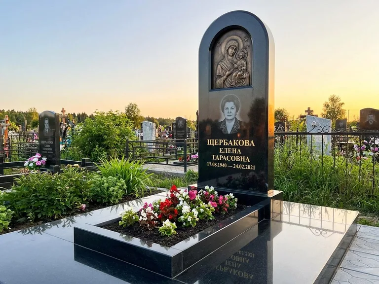 Памятник с барельефом — выполненная работа 35 в Ижевске