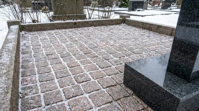 Мощение участка серой гранитной плиткой с цоколем, образец ПМ004 в Ижевске