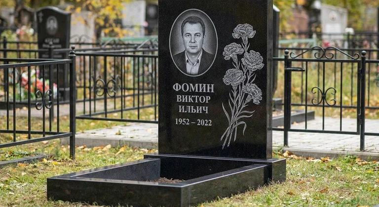 Гравировка гвоздик на памятник в Ижевске — пример работы на граните