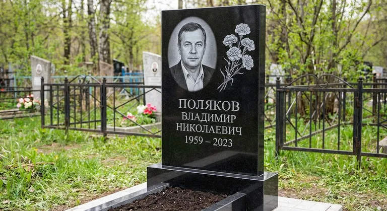 Памятник с гравировкой гвоздик — выполненная работа «Поляков» в Ижевске