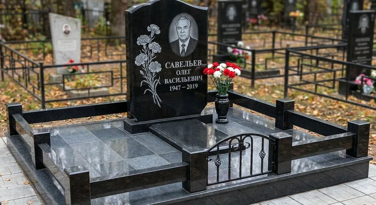 Памятник с гравировкой гвоздик — выполненная работа «Савельев» в Ижевске