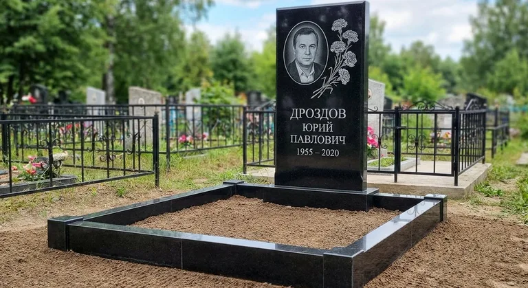 Памятник с гравировкой гвоздик — выполненная работа «Дроздов» в Ижевске