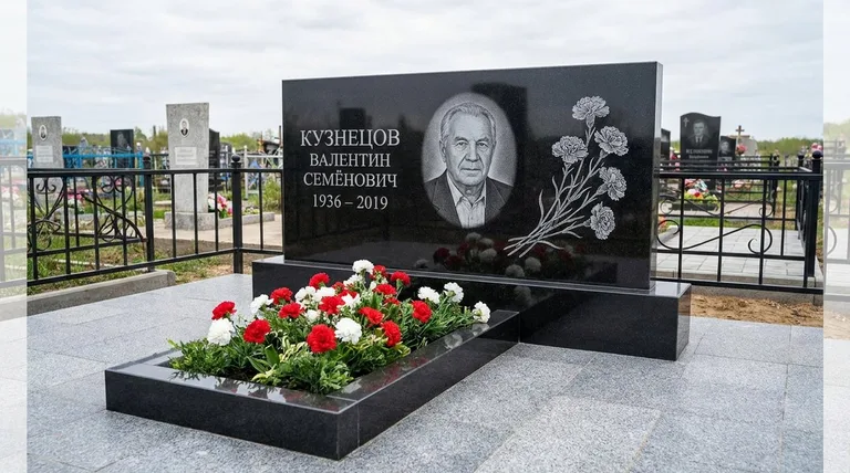 Памятник с гравировкой гвоздик — выполненная работа «Кузнецов» в Ижевске