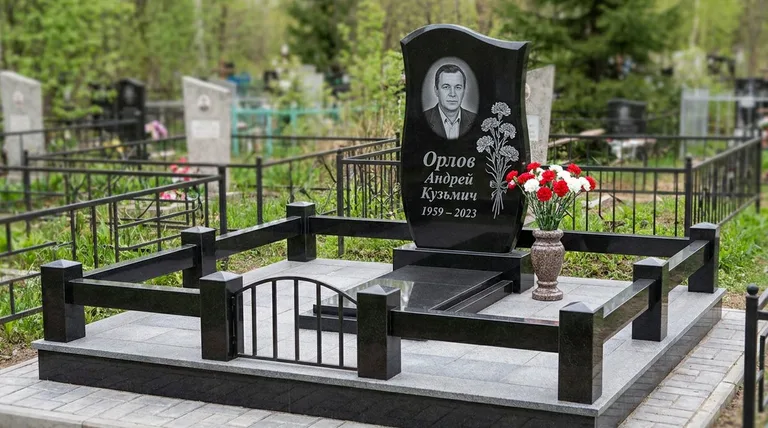 Памятник с гравировкой гвоздик — выполненная работа «Орлов» в Ижевске