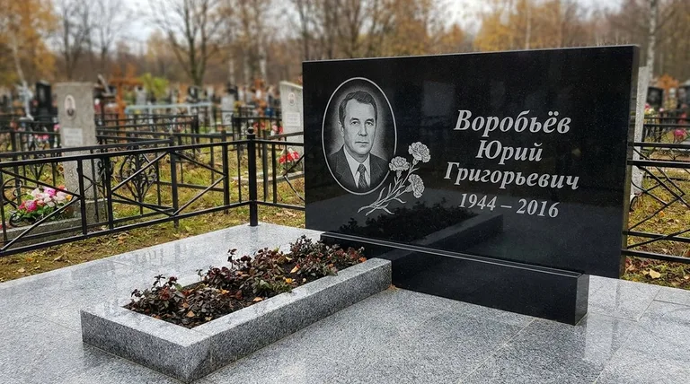 Памятник с гравировкой гвоздик — выполненная работа «Воробьёв» в Ижевске