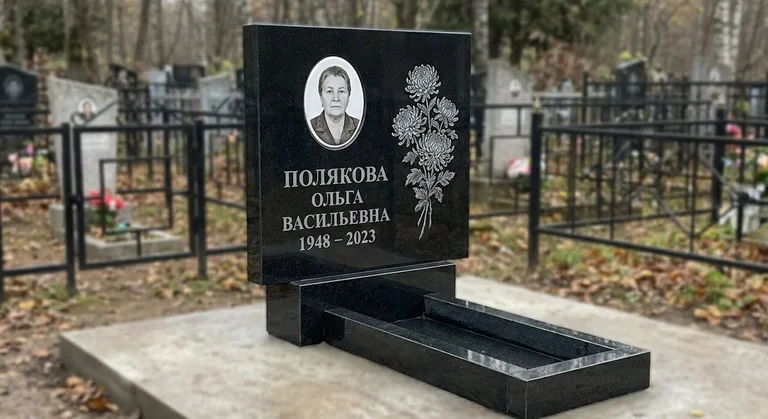 Памятник с гравировкой хризантем — выполненная работа «Полякова» в Ижевске