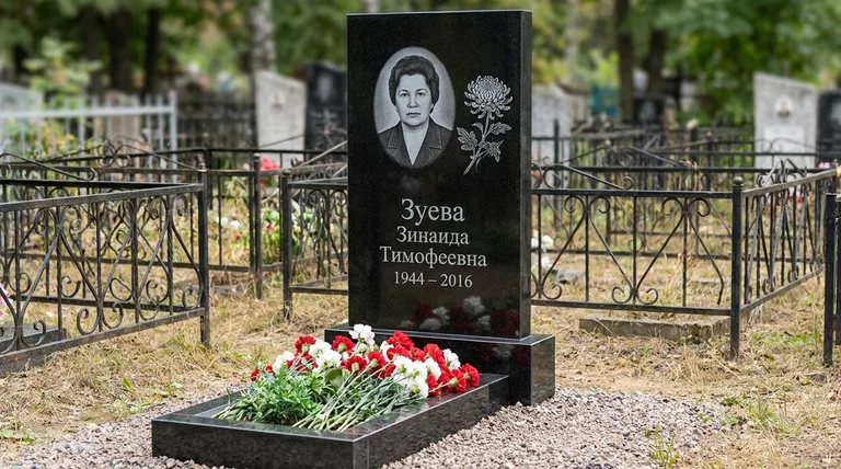 Памятник с гравировкой хризантем — выполненная работа «Зуева» в Ижевске