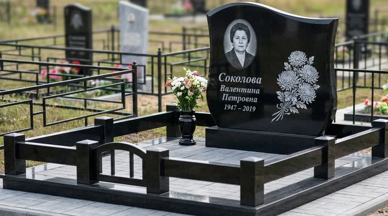 Памятник с гравировкой хризантем — выполненная работа «Соколова» в Ижевске