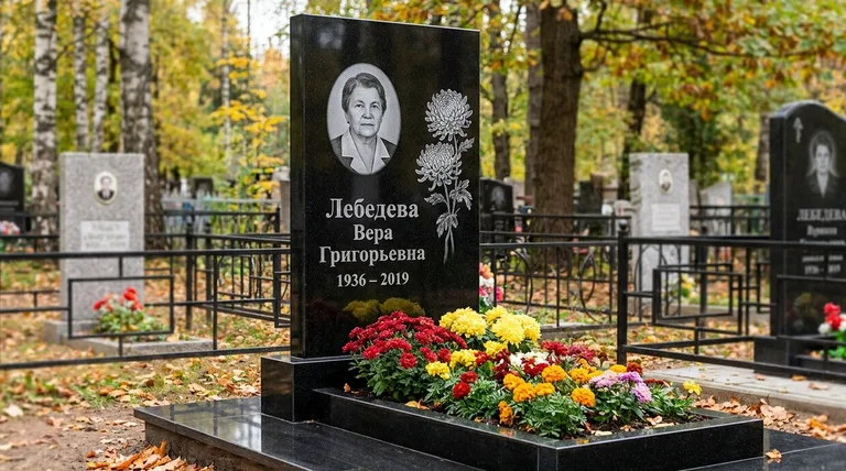 Памятник с гравировкой хризантем — выполненная работа «Лебедева» в Ижевске