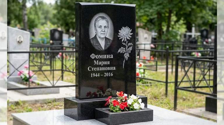 Памятник с гравировкой хризантем — выполненная работа «Фомина» в Ижевске