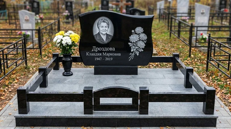 Памятник с гравировкой хризантем — выполненная работа «Дроздова» в Ижевске