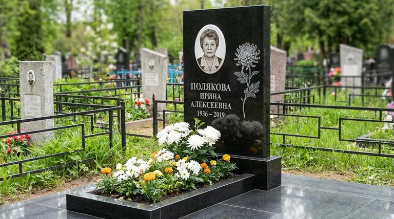 Памятник с гравировкой хризантем — выполненная работа «Полякова» в Ижевске