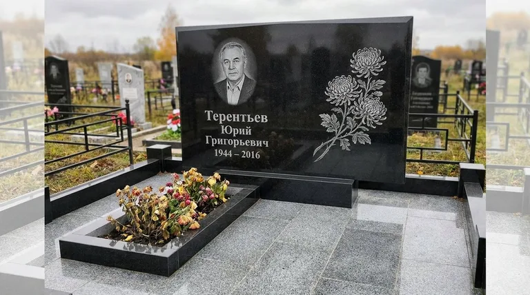 Памятник с гравировкой хризантем — выполненная работа «Терентьев» в Ижевске