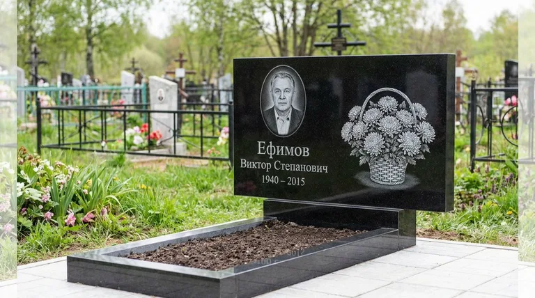 Памятник с гравировкой хризантем — выполненная работа «Ефимов» в Ижевске