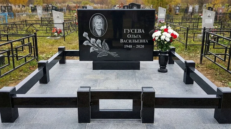 Памятник с гравировкой калл — выполненная работа «Гусева» в Ижевске