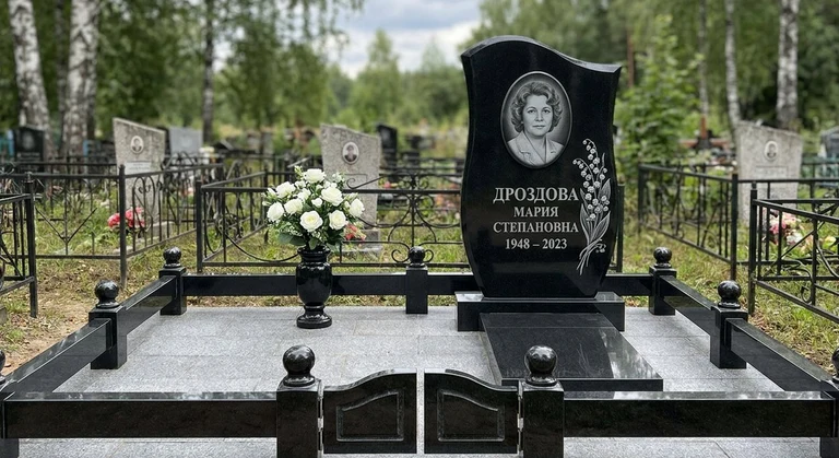 Гравировка ландышей на памятник в Ижевске — пример работы на граните