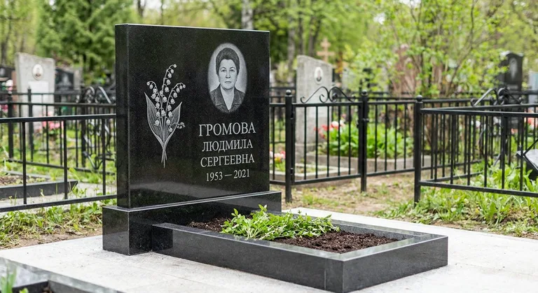 Памятник с гравировкой ландышей — выполненная работа «Громова» в Ижевске
