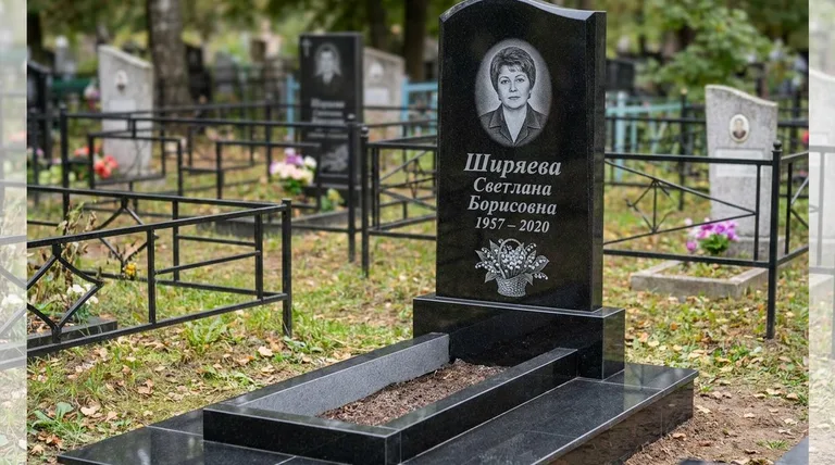 Памятник с гравировкой ландышей — выполненная работа «Ширяева» в Ижевске