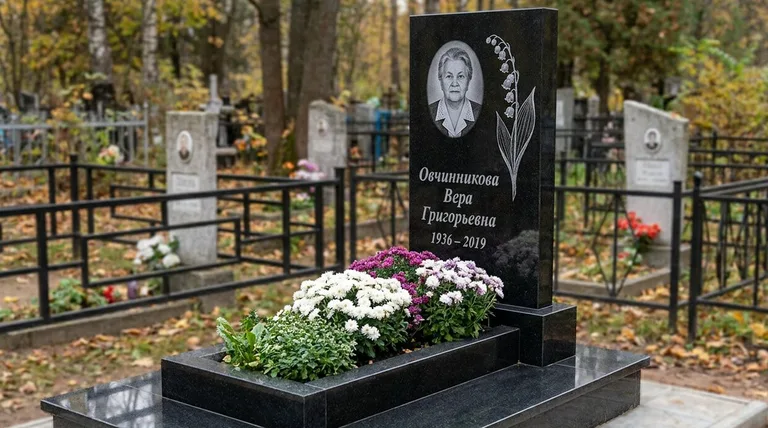 Памятник с гравировкой ландышей — выполненная работа «Овчинникова» в Ижевске
