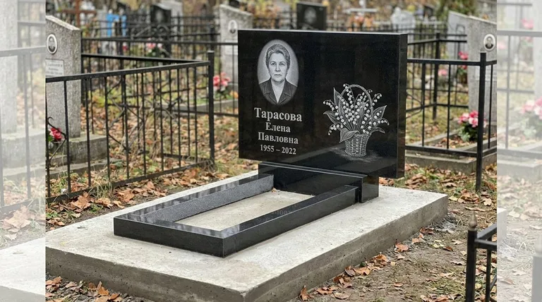 Памятник с гравировкой ландышей — выполненная работа «Тарасова» в Ижевске
