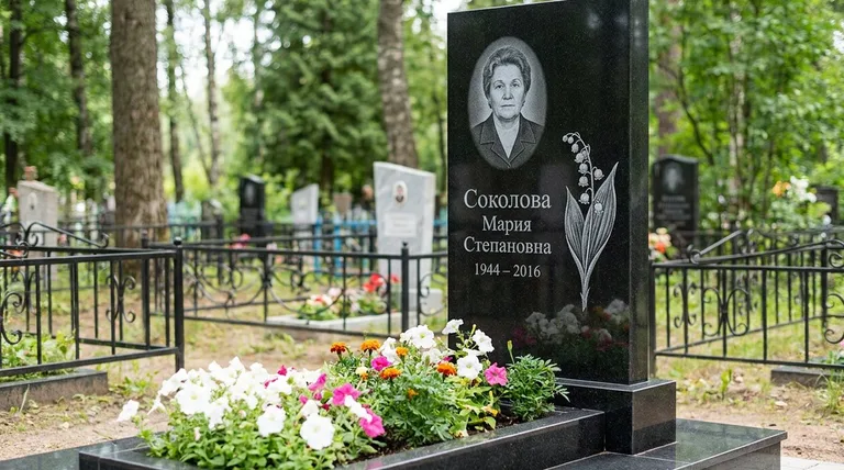 Памятник с гравировкой ландышей — выполненная работа «Соколова» в Ижевске