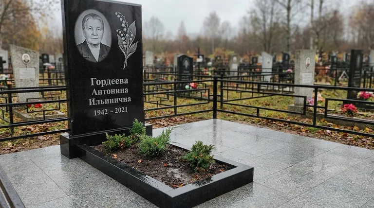 Памятник с гравировкой ландышей — выполненная работа «Гордеева» в Ижевске