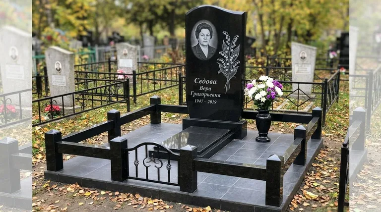 Памятник с гравировкой ландышей — выполненная работа «Седова» в Ижевске