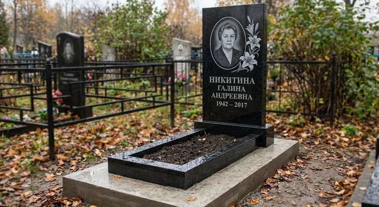 Памятник с гравировкой лилий — выполненная работа «Никитина» в Ижевске
