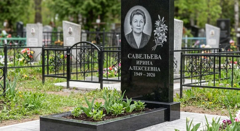 Памятник с гравировкой лилий — выполненная работа «Савельева» в Ижевске