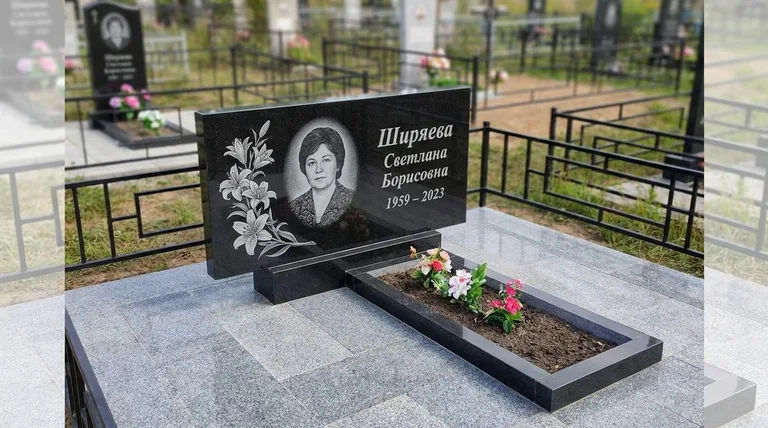 Памятник с гравировкой лилий — выполненная работа «Ширяева» в Ижевске