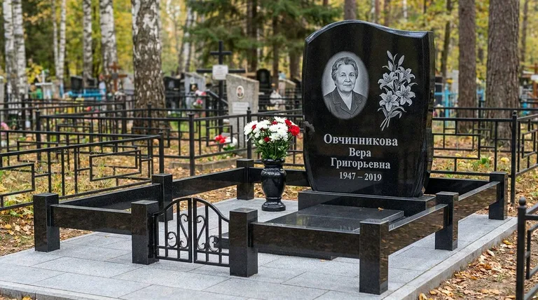 Памятник с гравировкой лилий — выполненная работа «Овчинникова» в Ижевске