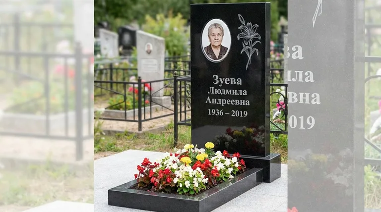 Памятник с гравировкой лилий — выполненная работа «Зуева» в Ижевске