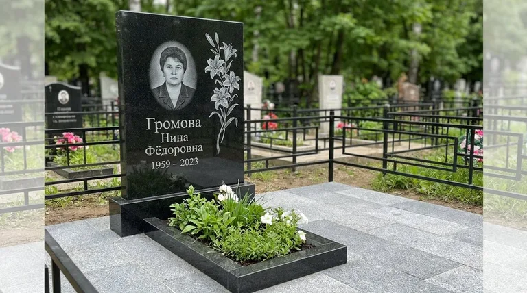 Памятник с гравировкой лилий — выполненная работа «Громова» в Ижевске