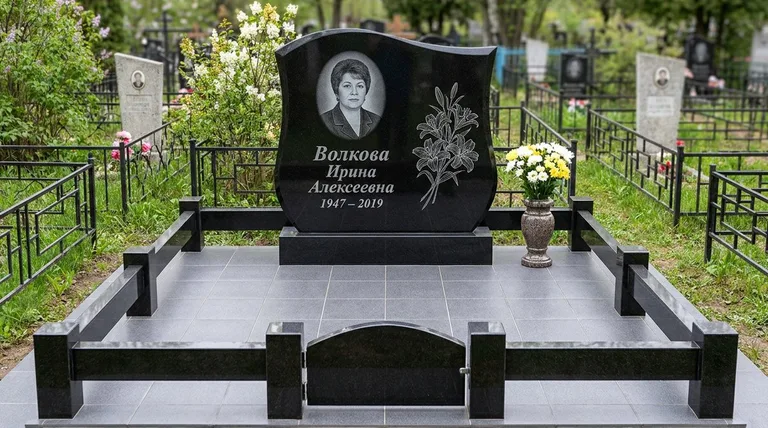 Памятник с гравировкой лилий — выполненная работа «Волкова» в Ижевске