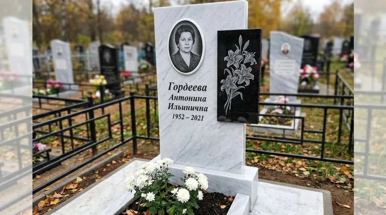Памятник с гравировкой лилий — выполненная работа «Гордеева» в Ижевске