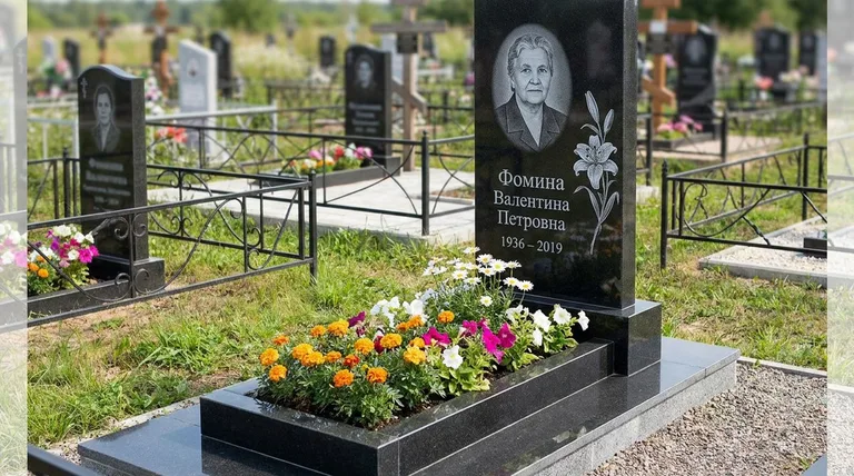 Памятник с гравировкой лилий — выполненная работа «Фомина» в Ижевске