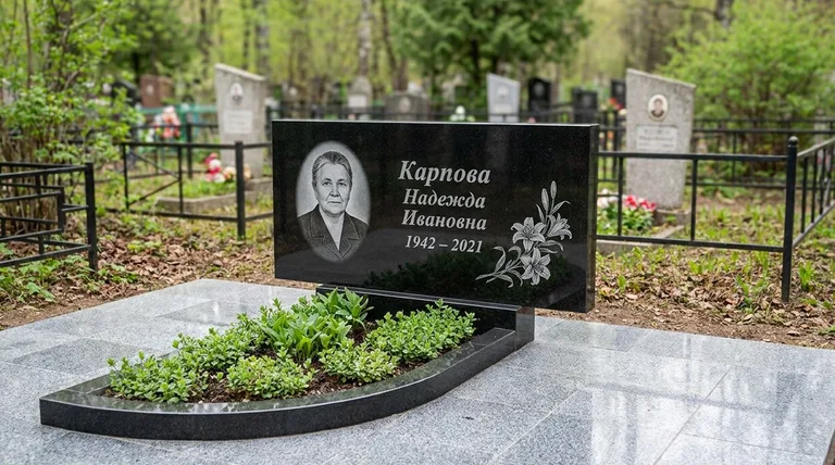 Памятник с гравировкой лилий — выполненная работа «Карпова» в Ижевске