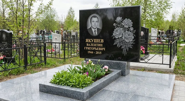 Памятник с гравировкой пионов — выполненная работа «Якушев» в Ижевске