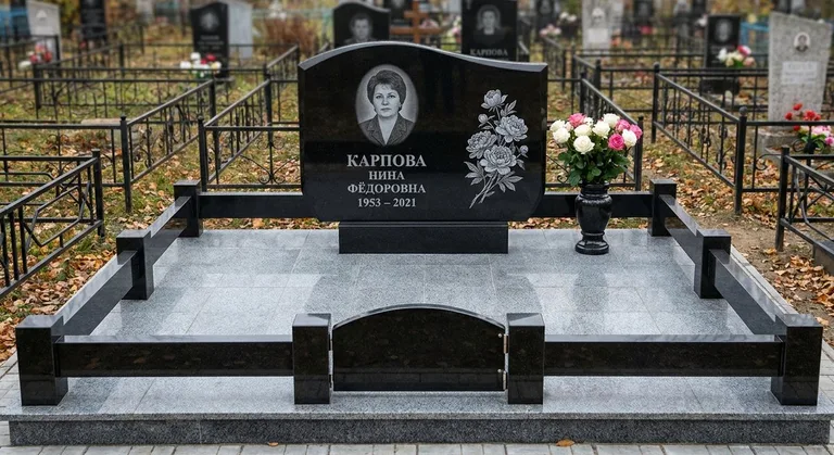 Памятник с гравировкой пионов — выполненная работа «Карпова» в Ижевске