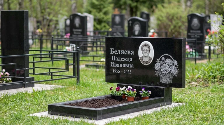Памятник с гравировкой пионов — выполненная работа «Беляева» в Ижевске
