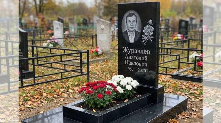 Памятник с гравировкой пионов — выполненная работа «Журавлёв» в Ижевске