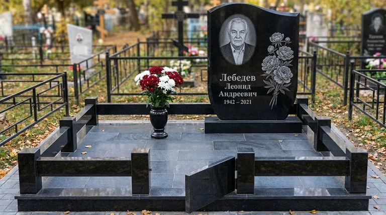 Памятник с гравировкой пионов — выполненная работа «Лебедев» в Ижевске