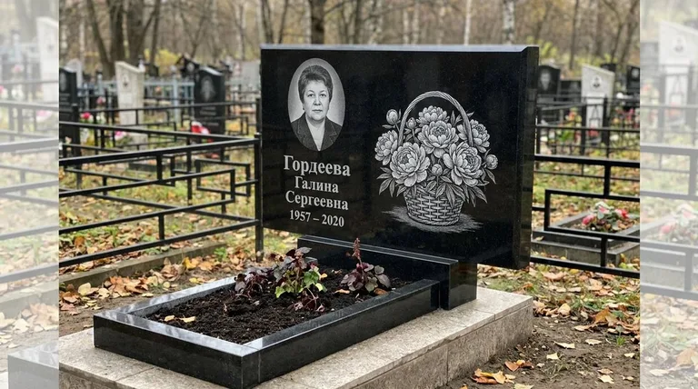 Памятник с гравировкой пионов — выполненная работа «Гордеева» в Ижевске