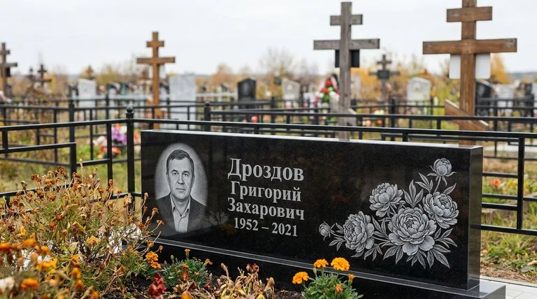 Памятник с гравировкой пионов — выполненная работа «Дроздов» в Ижевске