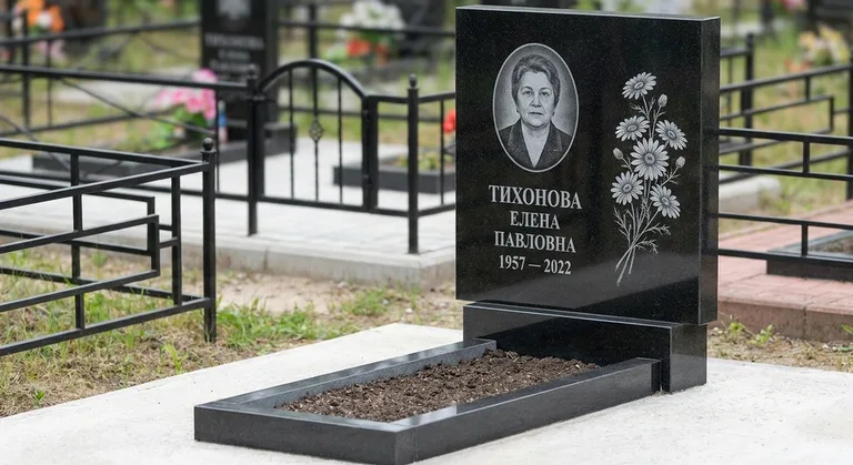 Памятник с гравировкой ромашек — выполненная работа «Тихонова» в Ижевске