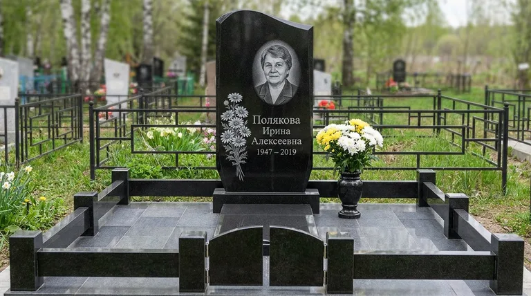 Памятник с гравировкой ромашек — выполненная работа «Полякова» в Ижевске