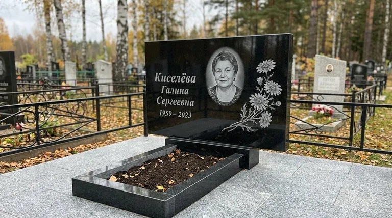 Памятник с гравировкой ромашек — выполненная работа «Киселёва» в Ижевске