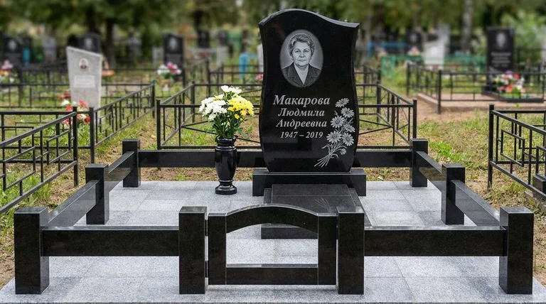 Памятник с гравировкой ромашек — выполненная работа «Макарова» в Ижевске