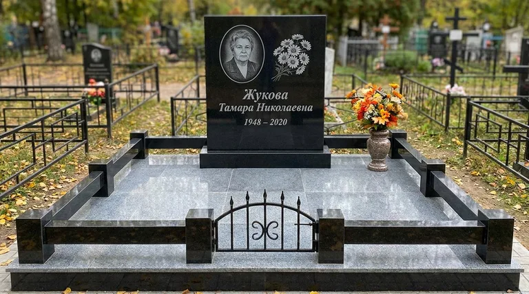 Памятник с гравировкой ромашек — выполненная работа «Жукова» в Ижевске