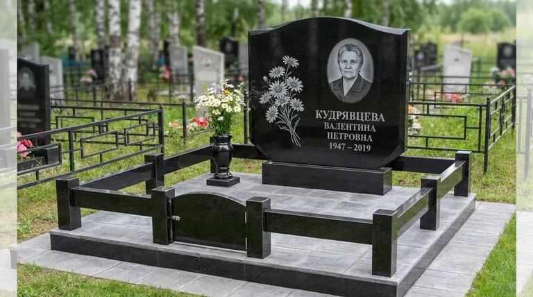 Памятник с гравировкой ромашек — выполненная работа «Кудрявцева» в Ижевске